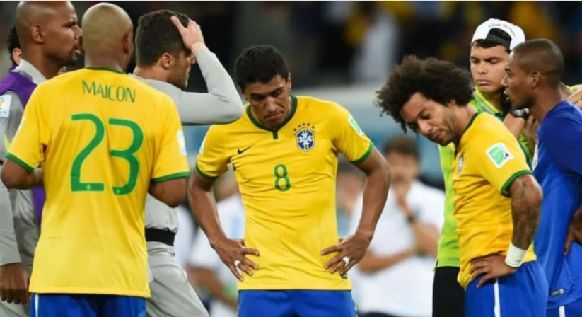 Jogadores brasileiros ficaram cabisbaixos e alguns choraram depois da derrota para a Alemanha