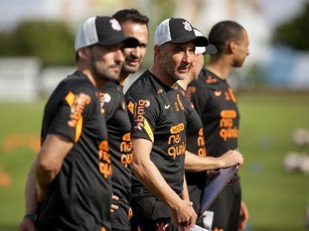 Treinador português Vitor Pereira ainda mantém ação contra o Corinthians