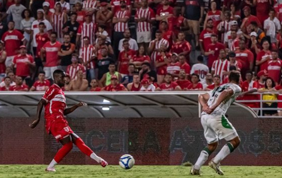 CRB venceu por 2 a 1 o Coritiba neste sábado (13), no estádio Rei Pelé, em Maceió (AL) 