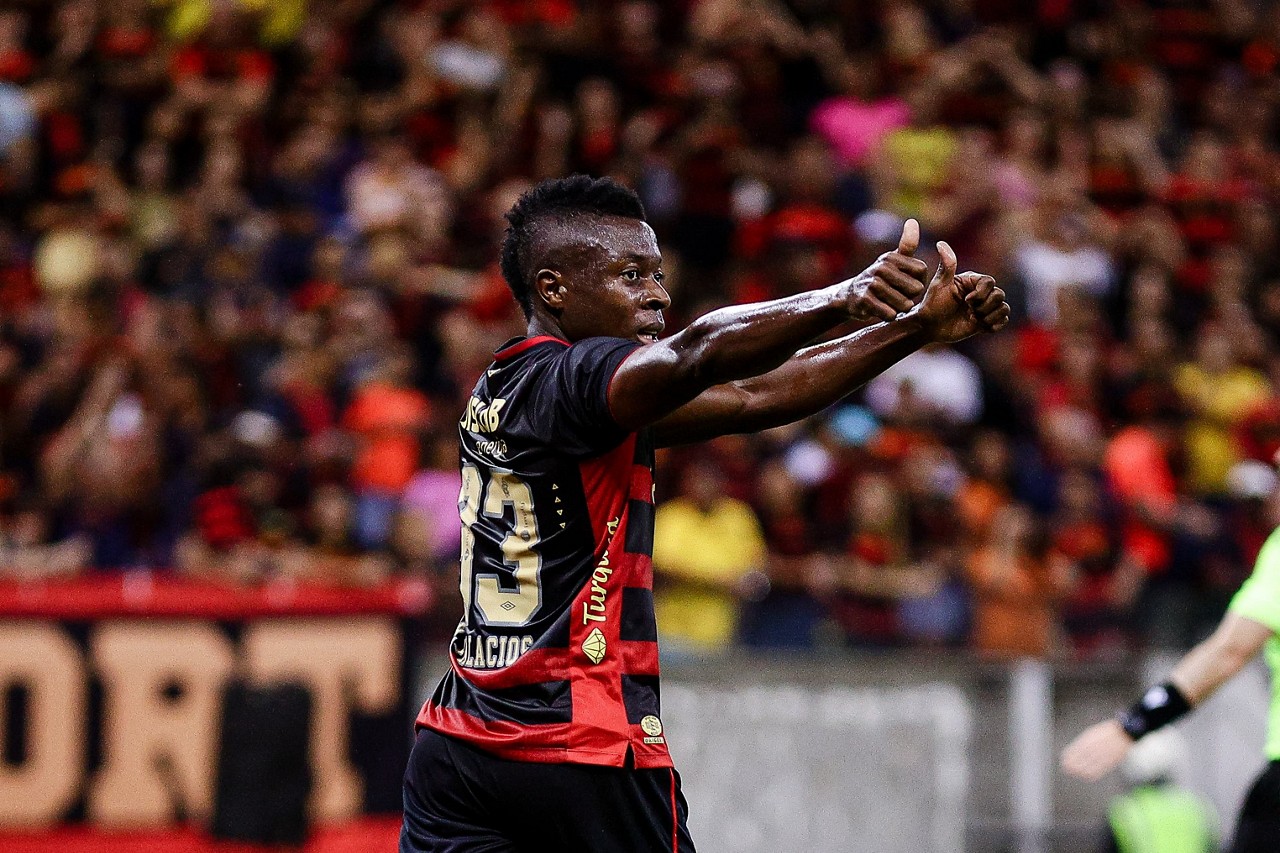 Colombiano Helibelton Palacios em ação pelo Sport