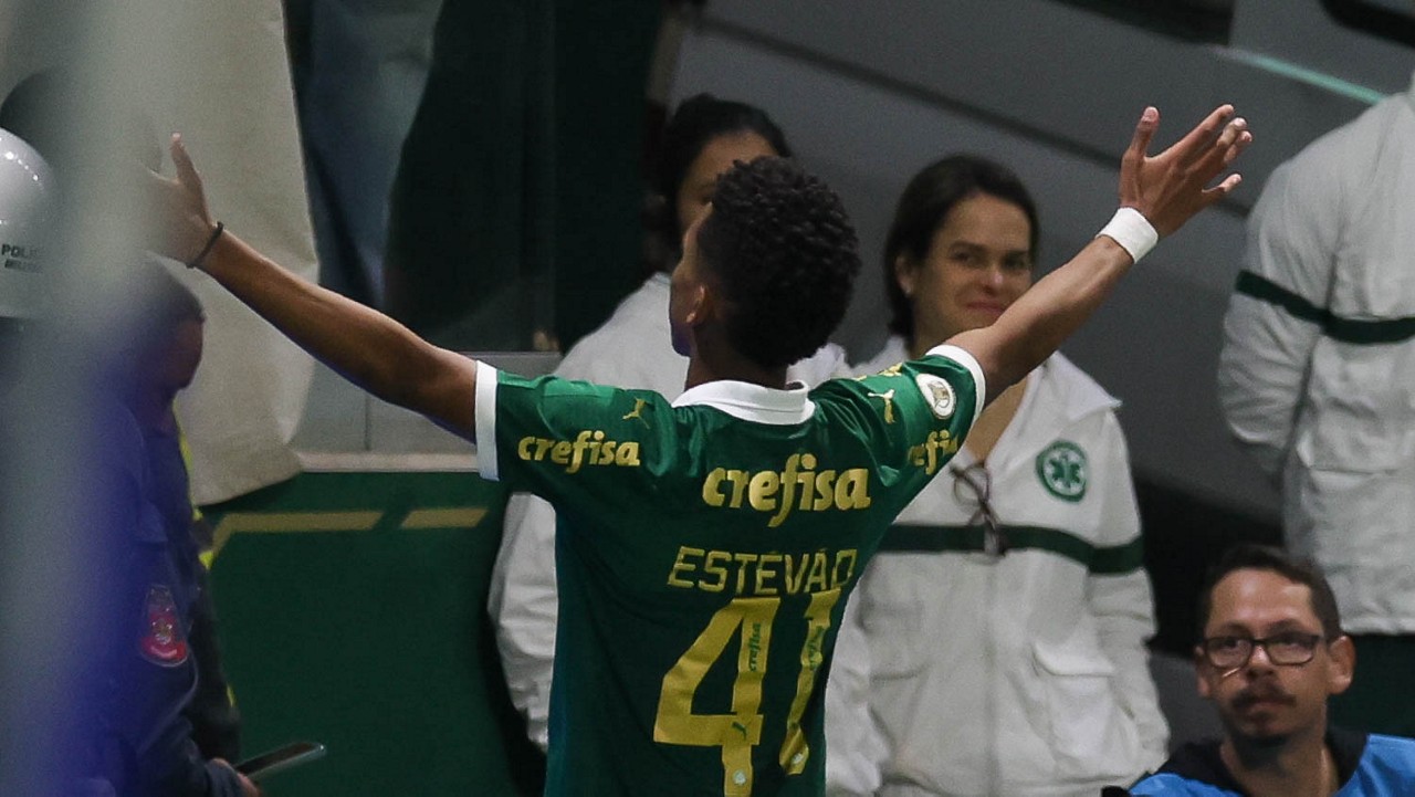 Estêvão marcou um dos gols da vitória do Palmeiras contra o Atlético Goianiense