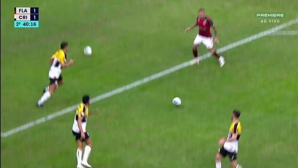 Duas bolas em campo em Flamengo x Criciúma