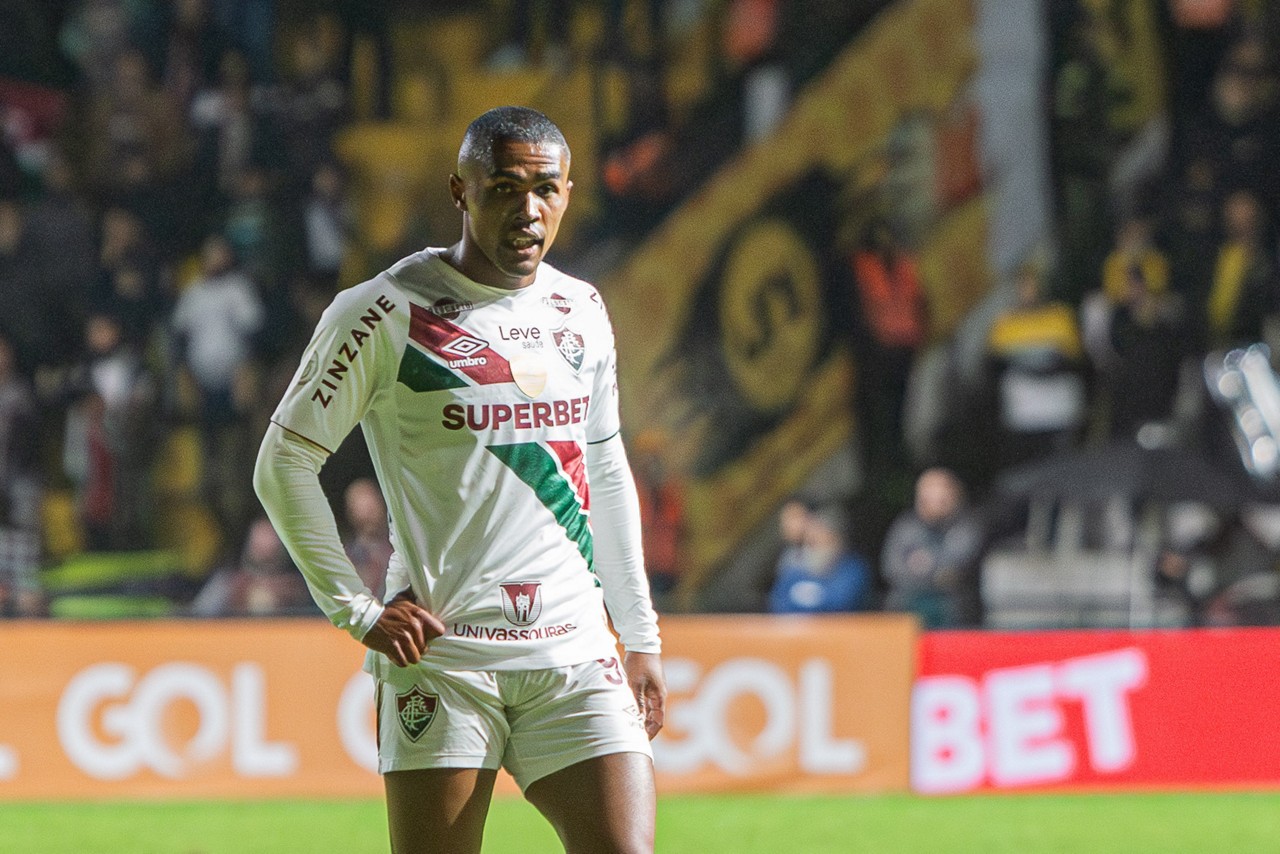 Douglas Costa já vestiu a camisa do Fluminense