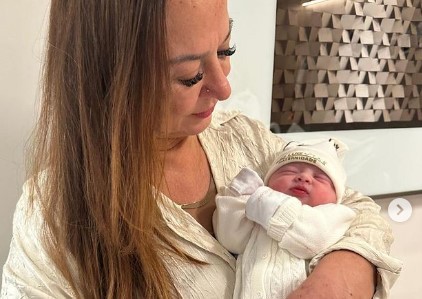 Nadine, mãe de Neymar, com a neta Helena