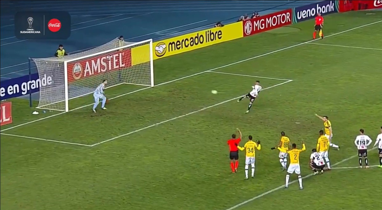 Conmebol divulgou vídeo do lance, que mostra árbitro encerrando a partida logo após a defesa do pênalti 