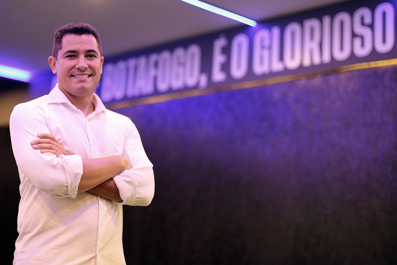 Pedro Martins em primeiro dia de trabalho no CT Lonier