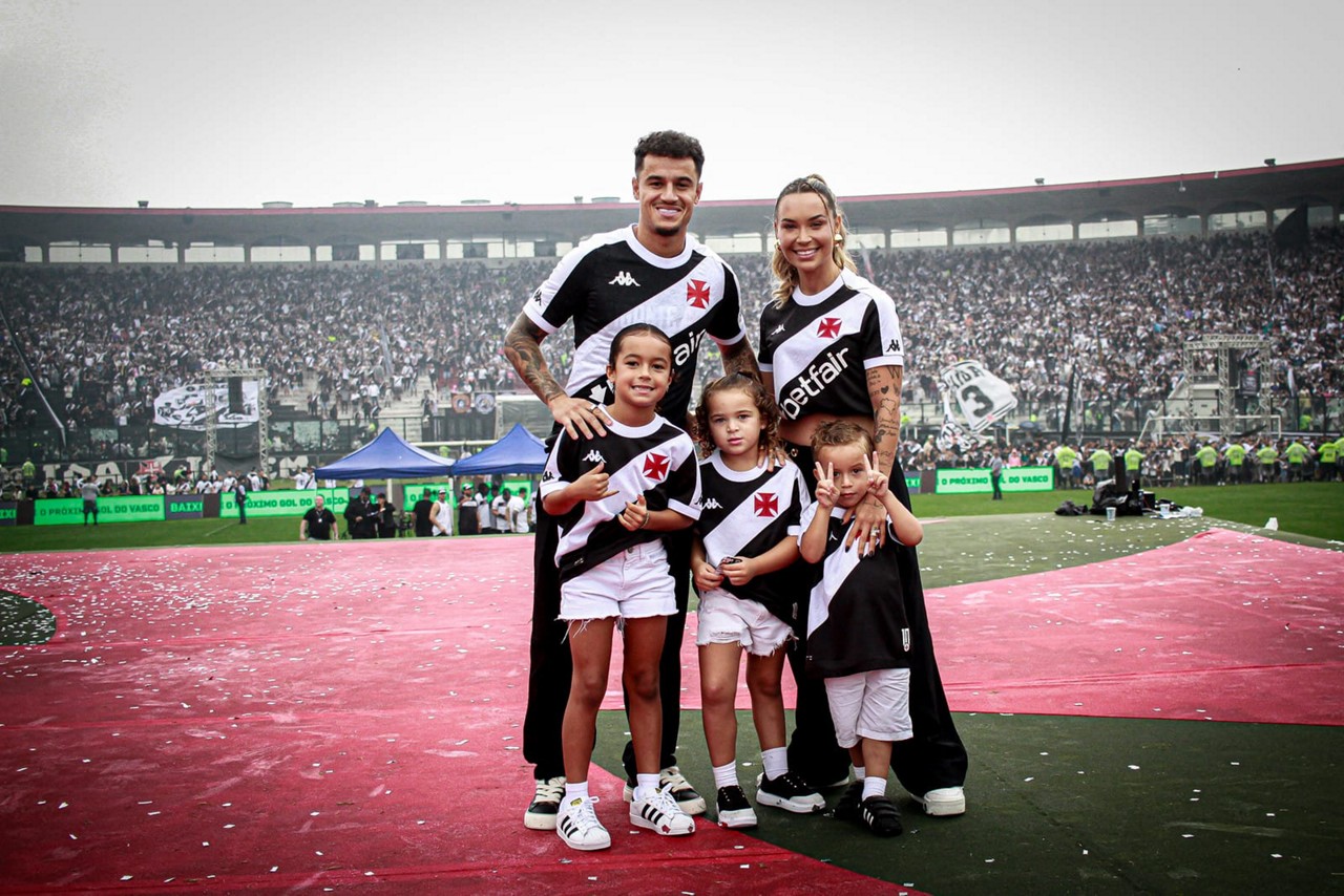 Philippe Coutinho foi apresentado para a torcida do Vasco diante de muita festa em São Januário