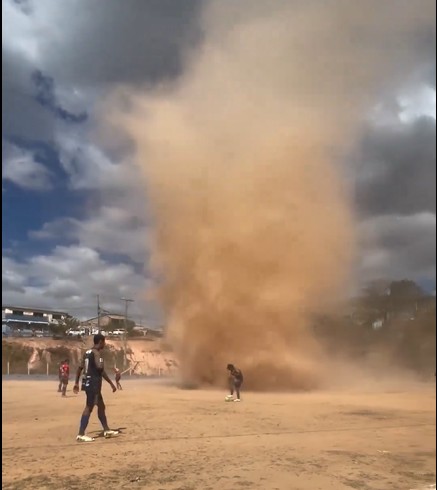Mini tornado 'invade' campo e interrompe partida de futebol amador em Ribeirão das Neves