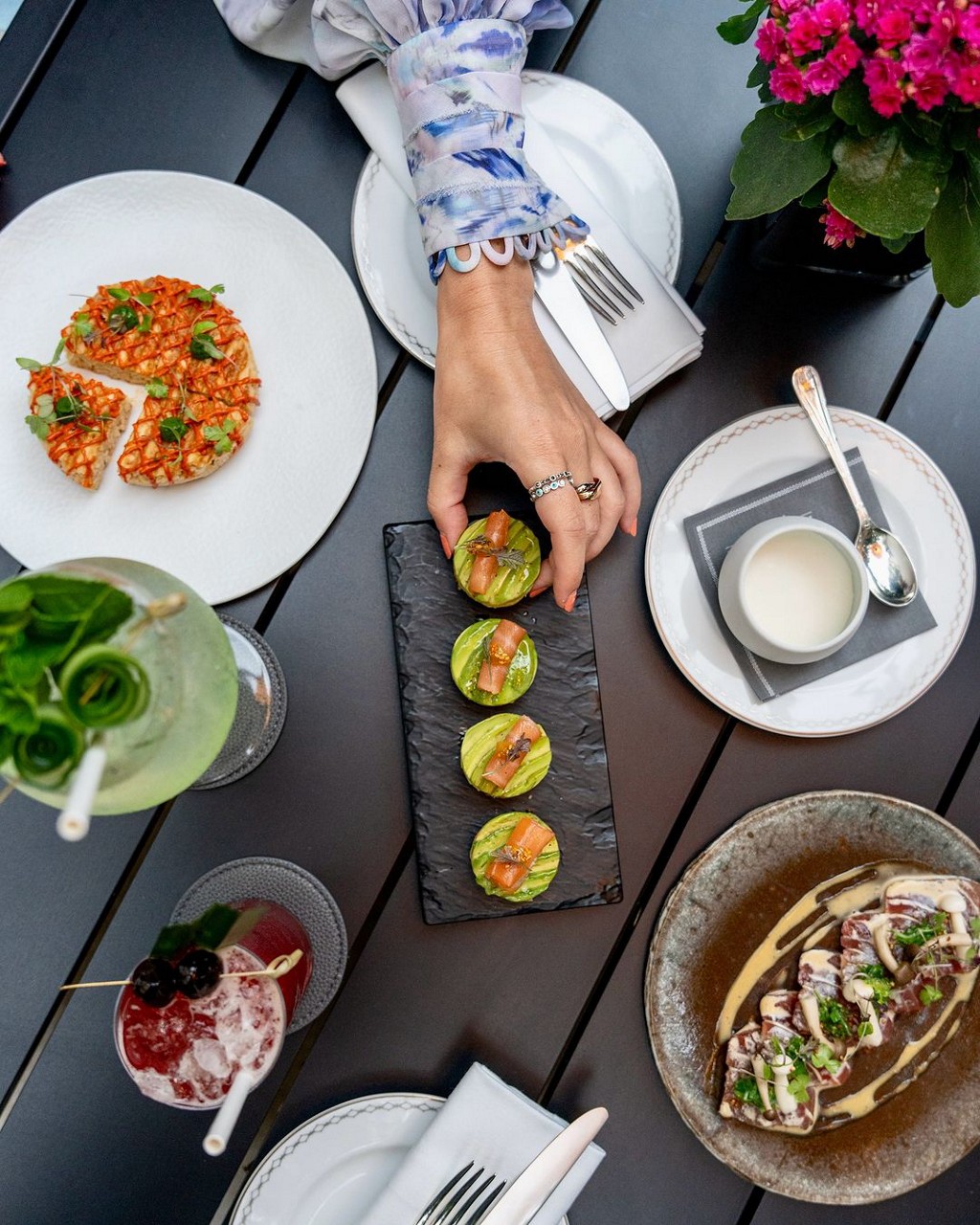 O hotel The Peninsula Paris recentemente reabriu seu terraço e trouxe uma programação com três tipos de drunch para atrair o público, oferecendo uma experiência única ao ar livre ou sob a luz do luar