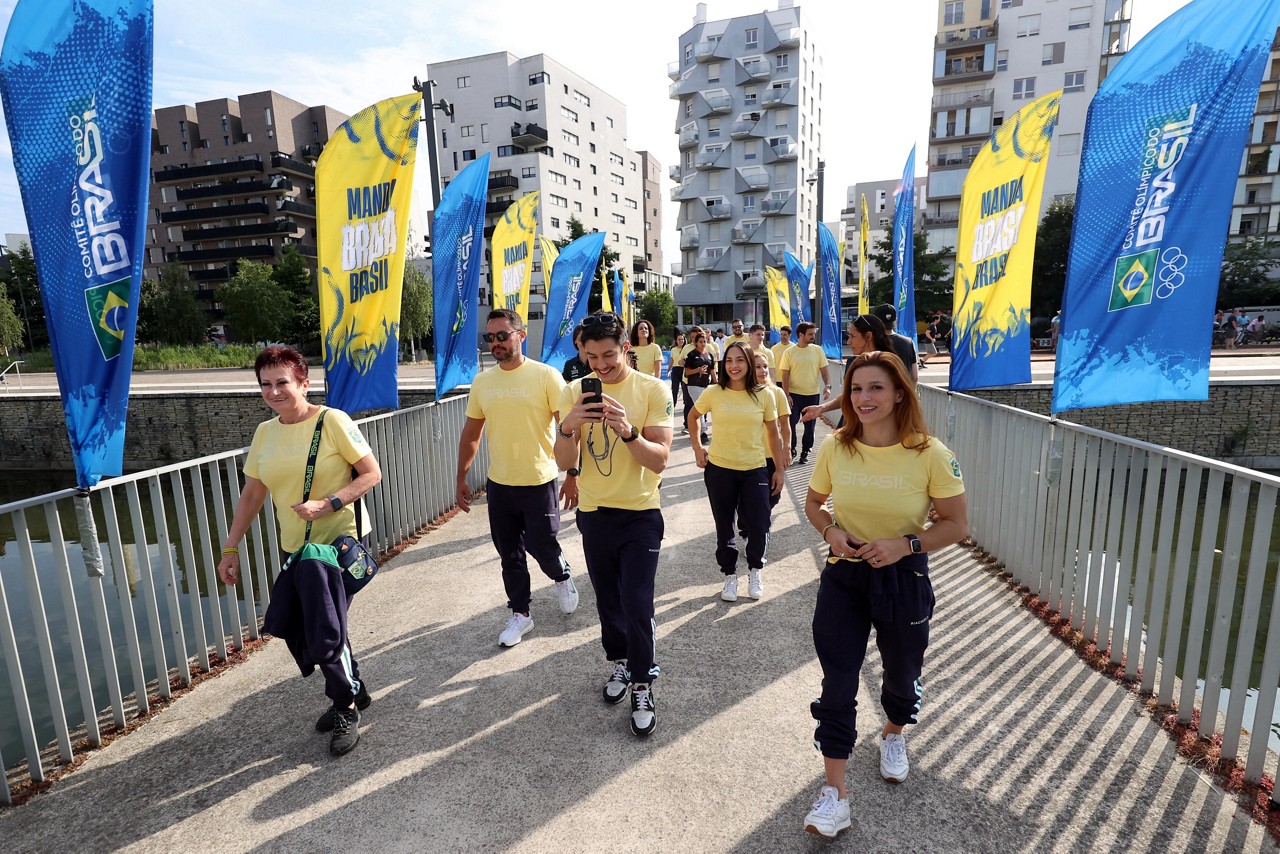 Delegação brasileira de ginastica na Vila Olimpica