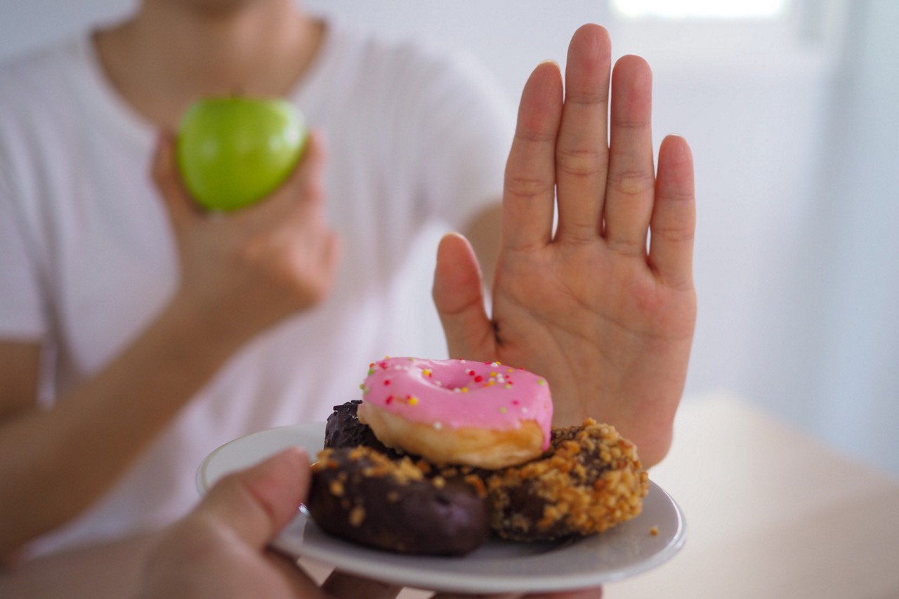 Nutricionista fala sobre riscos de dieta à base de açúcares, gorduras e sódio, e dá dicas para melhorar a rotina alimentar 