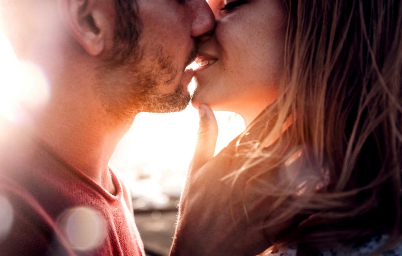 Em uma entrevista feita pelo happn, 81% das pessoas afirmaram que a química e a conexão emocional são fundamentais para que um beijo seja perfeito