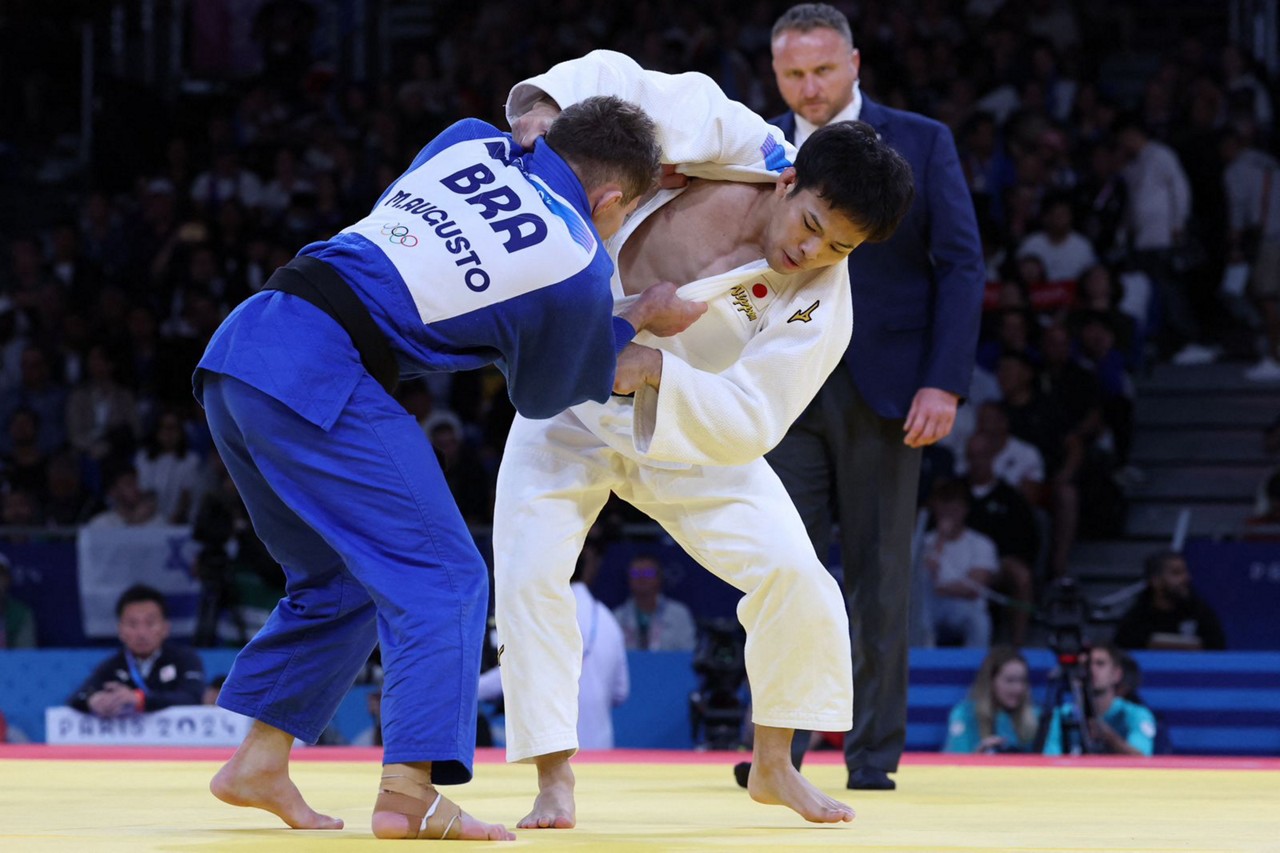  japonês Ryuju Nagayama e o brasileiro Michel Augusto (Azul) competem nas oitavas de final do judô masculino -60kg dos Jogos Olímpicos de Paris 2024