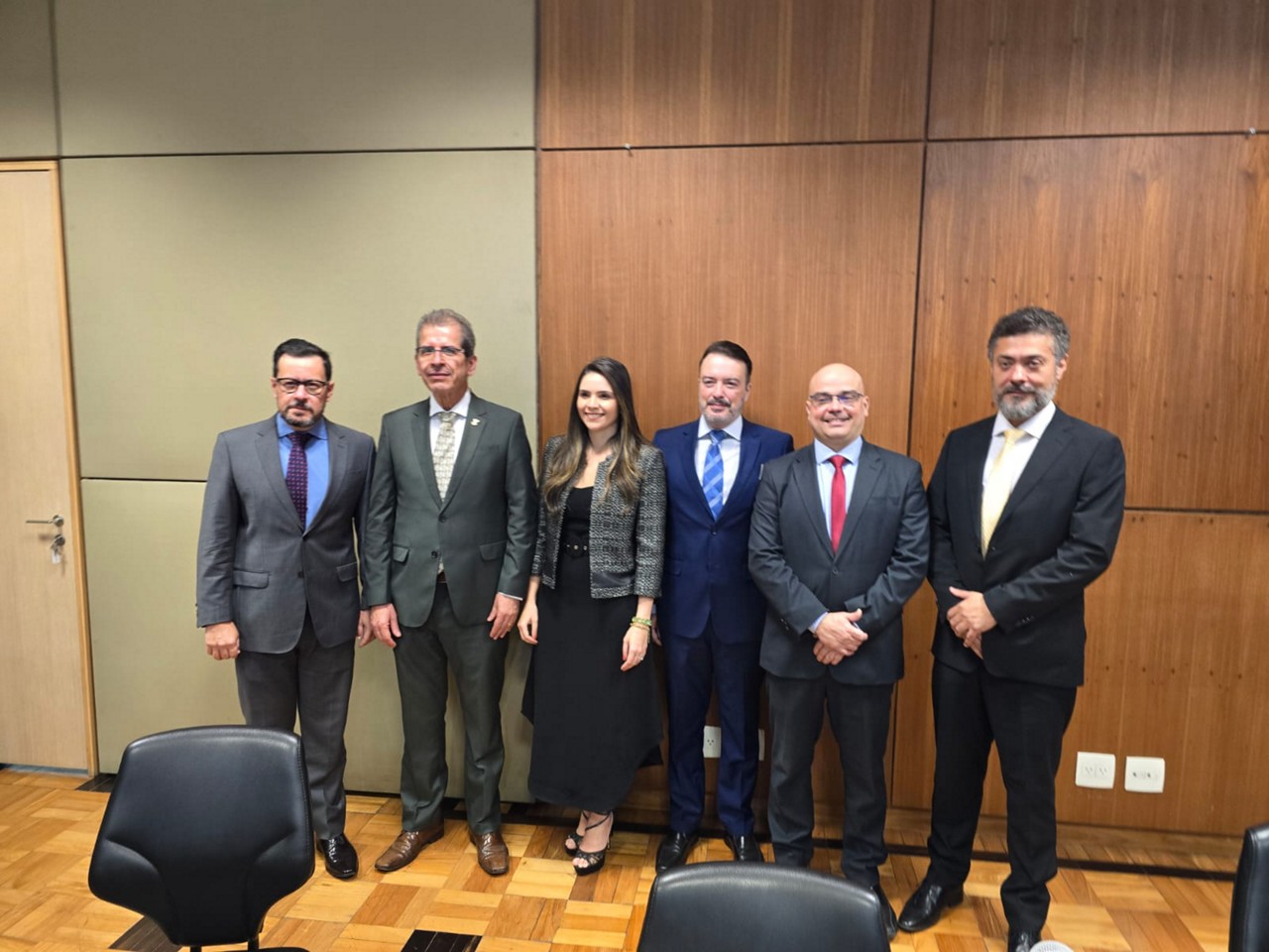 Da direita para a esquerda: Joab Ribeiro Costa, procurador geral de Betim; procurador de Riberto Silva da Rocha, procurador geral de Porto Alegre; Lucas Neves, subprocurador de Betim; Sarah Campos, procuradora geral de Contagem; Hércules Guerra, procurador geral de Belo Horizonte; e Sidney Amaral, procurador geral de Aracaju