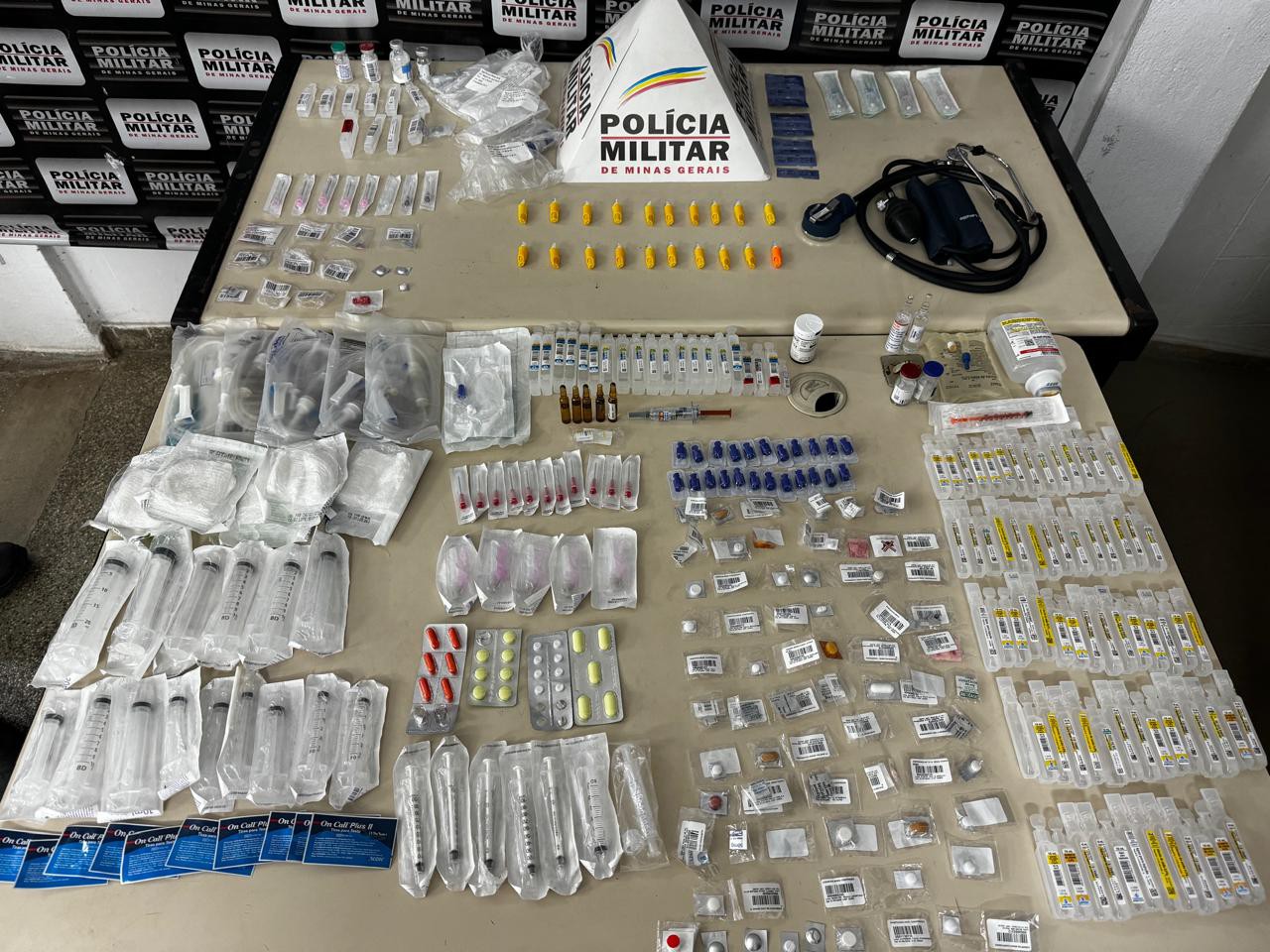 Polícia apreendeu diversos medicamentos desviados na casa da técnica de enfermagem