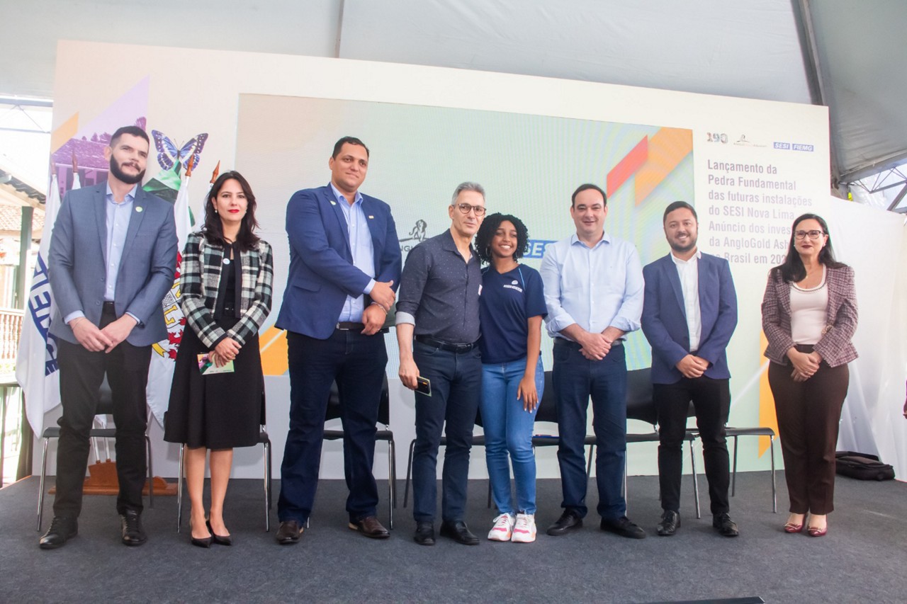  Nas comemorações dos 190 anos da AngloGold Ashanti, Christiano Paulo de Mattos Leal, superintendente do Sesi/Senai; Mila Batista Leite Corrêa da Costa, secretária de Estado Adjunta de Governo; Marcelo Pereira, presidente AngloGold Ashanti na América Latina; Romeu Zema, governador de Minas Gerais; Estela Fernandes Gonçalves, estudante do Ensino Médio da Escola Sesi no Vale do Jatobá Hamleto Magnavacca; Flávio Roscoe, presidente da Fiemg; João Marcelo Dieguez, prefeito de Nova Lima; Kathleen Garcia, secretária adjunta de Desenvolvimento Econômico. 