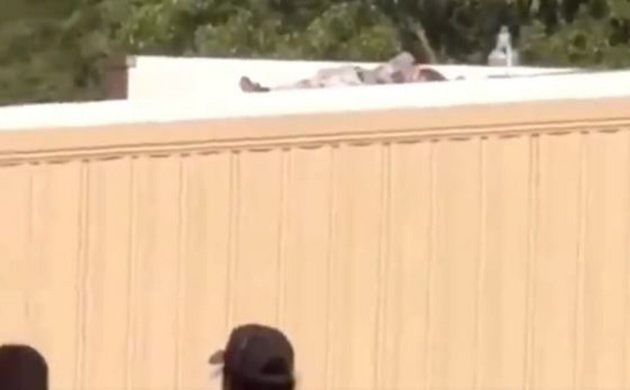 Imagem de vídeo que circula em redes sociais mostra o que seria o autor dos disparos contra Trump morto em telhado