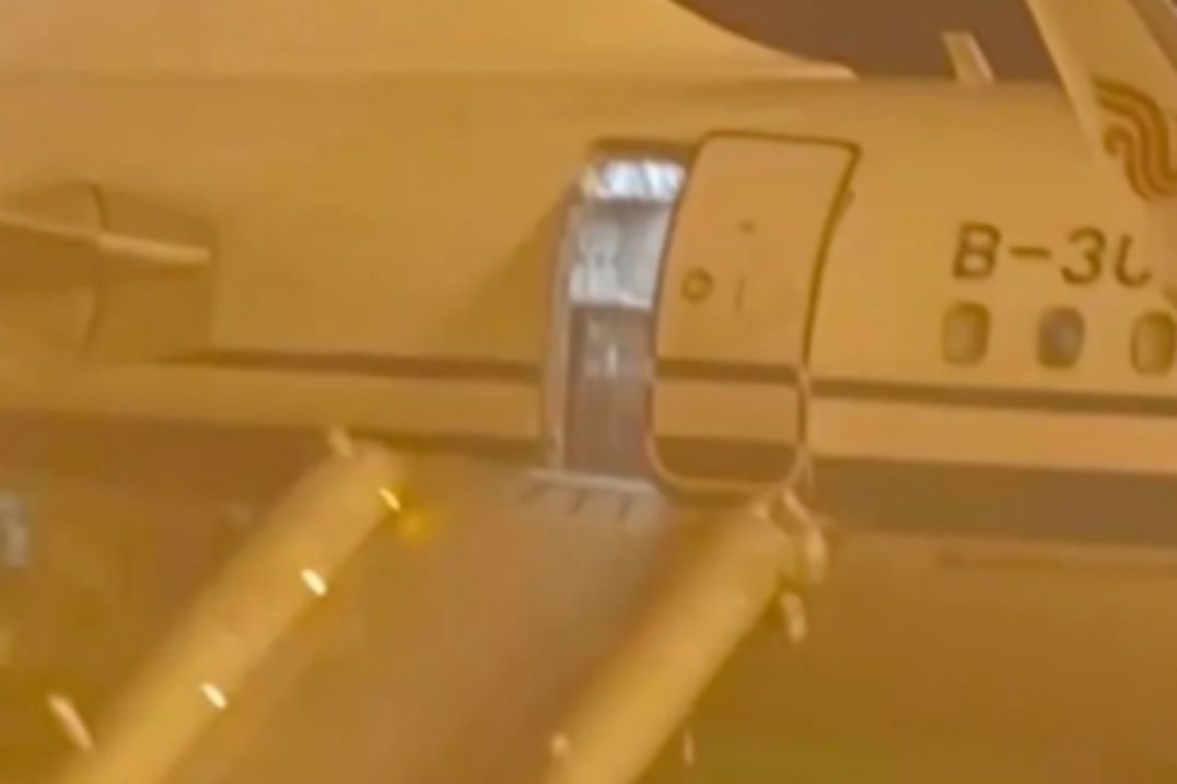 Passageira abriu porta de emergência de avião, na China, por engano