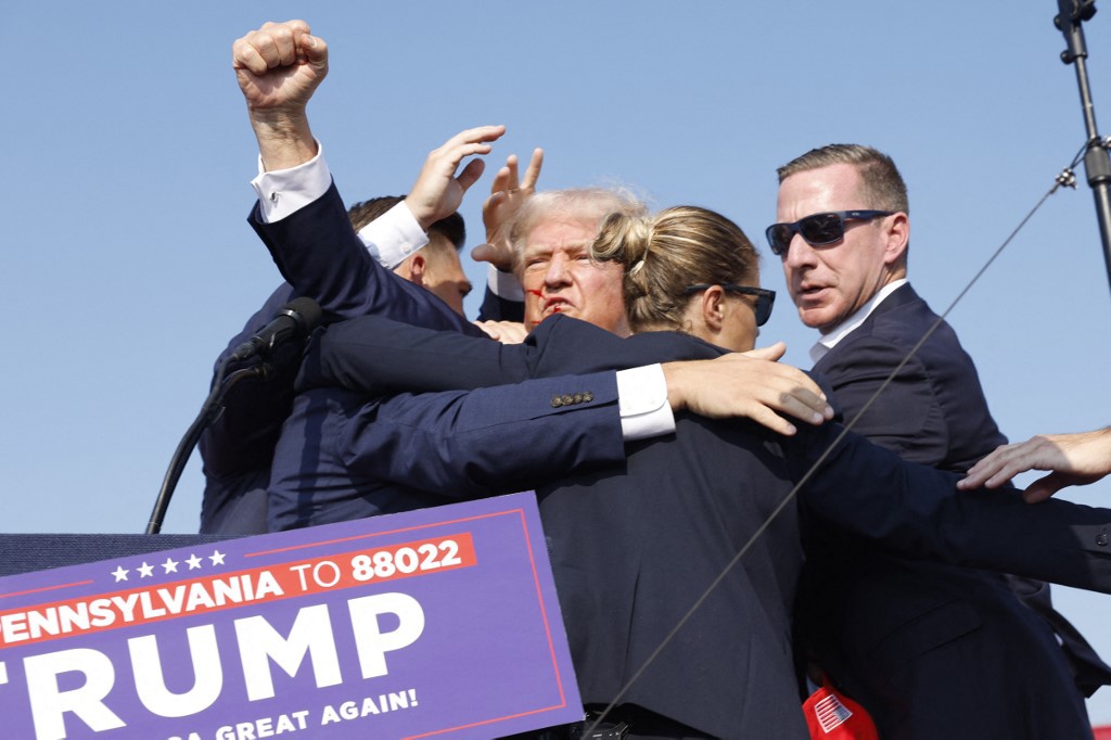 O ex-presidente Donald Trump foi retirado de comício na Pensilvânia, nos Estados Unidos, após disparos