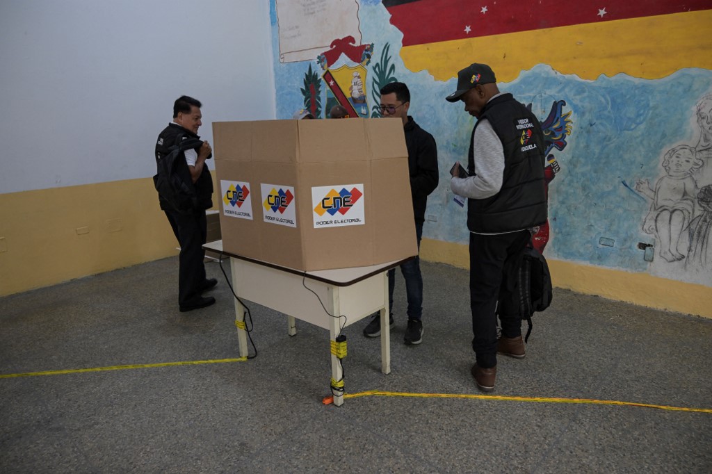 Venezuelanos vão às urnas neste domingo (28)