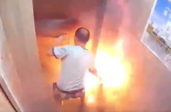 Homem estava com bateria na mão quando começou a explosão