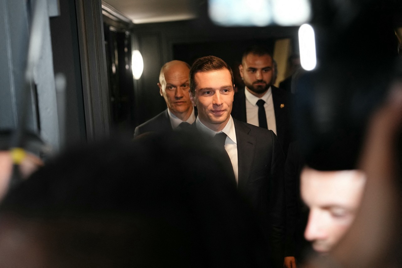 O presidente do partido de extrema-direita Reunião Nacional, Jordan Bardella, atacou a aliança entre a coalizão de esquerda Nova Frente Popular e o Juntos, de Macron, após derrota neste domingo (7/7)