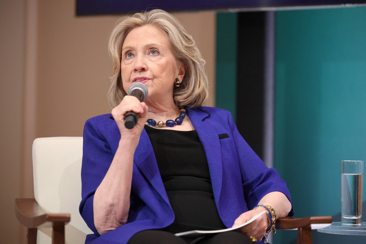 Hillary Clinton está entre as mulheres cotadas para assumir a candidatura e disputar contra Trump, mas ela já anunciou apoio à Kamala Harris