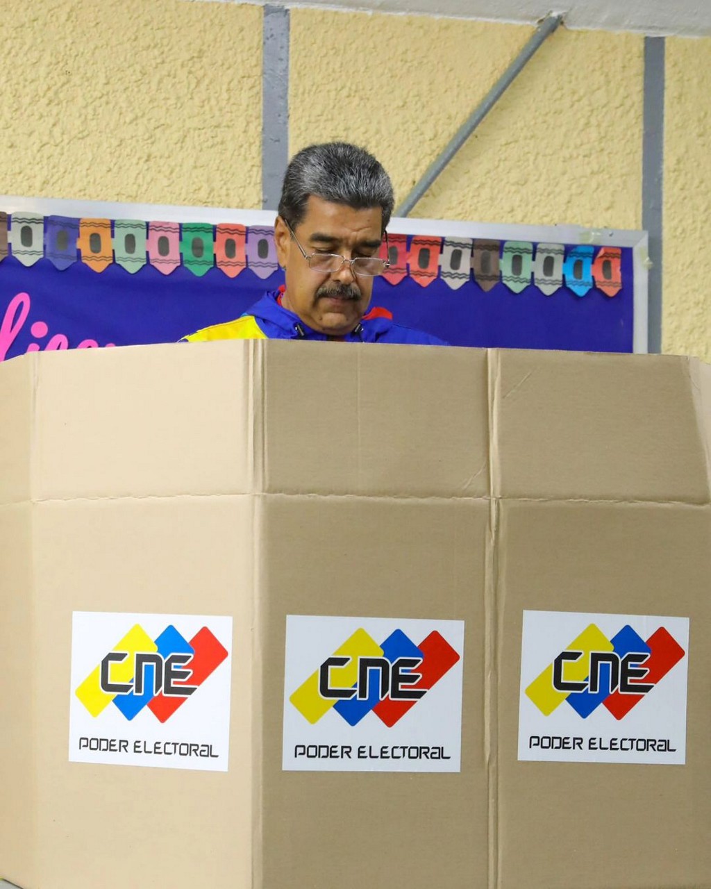 Nicolás Maduro votando em si mesmo nas eleições venezuelanas 