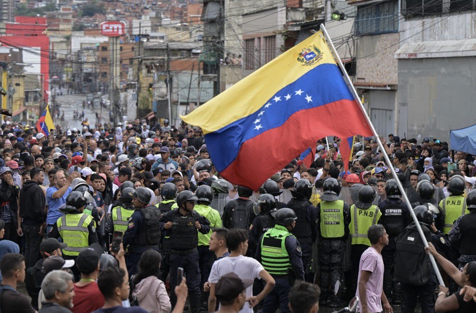 Manifestantes entram em confronto com policiais durante protesto contra o governo de Nicolás Maduro em Caracas.
