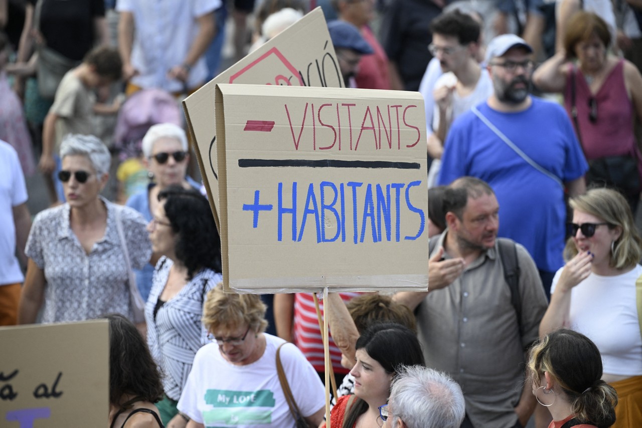  Os protestos contra o turismo de massa multiplicaram-se nos últimos meses em Espanha, o segundo país mais visitado do mundo