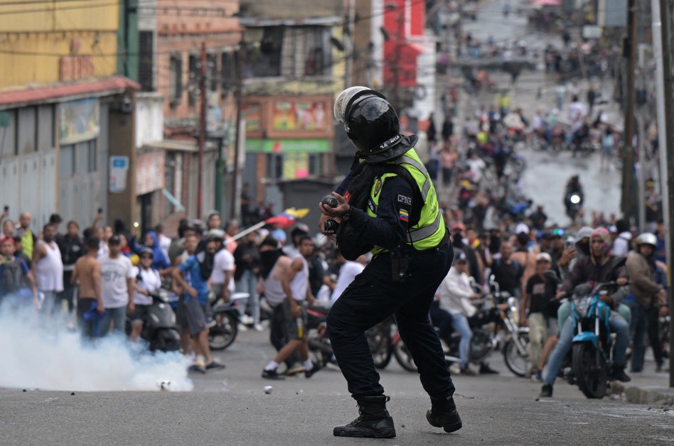 População protesta contra a eleição de Maduro na Venezuela