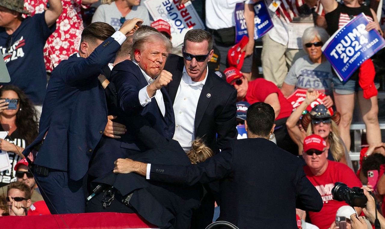 O ex-presidente Donald Trump foi retirado de comício na Pensilvânia, nos Estados Unidos, após disparos