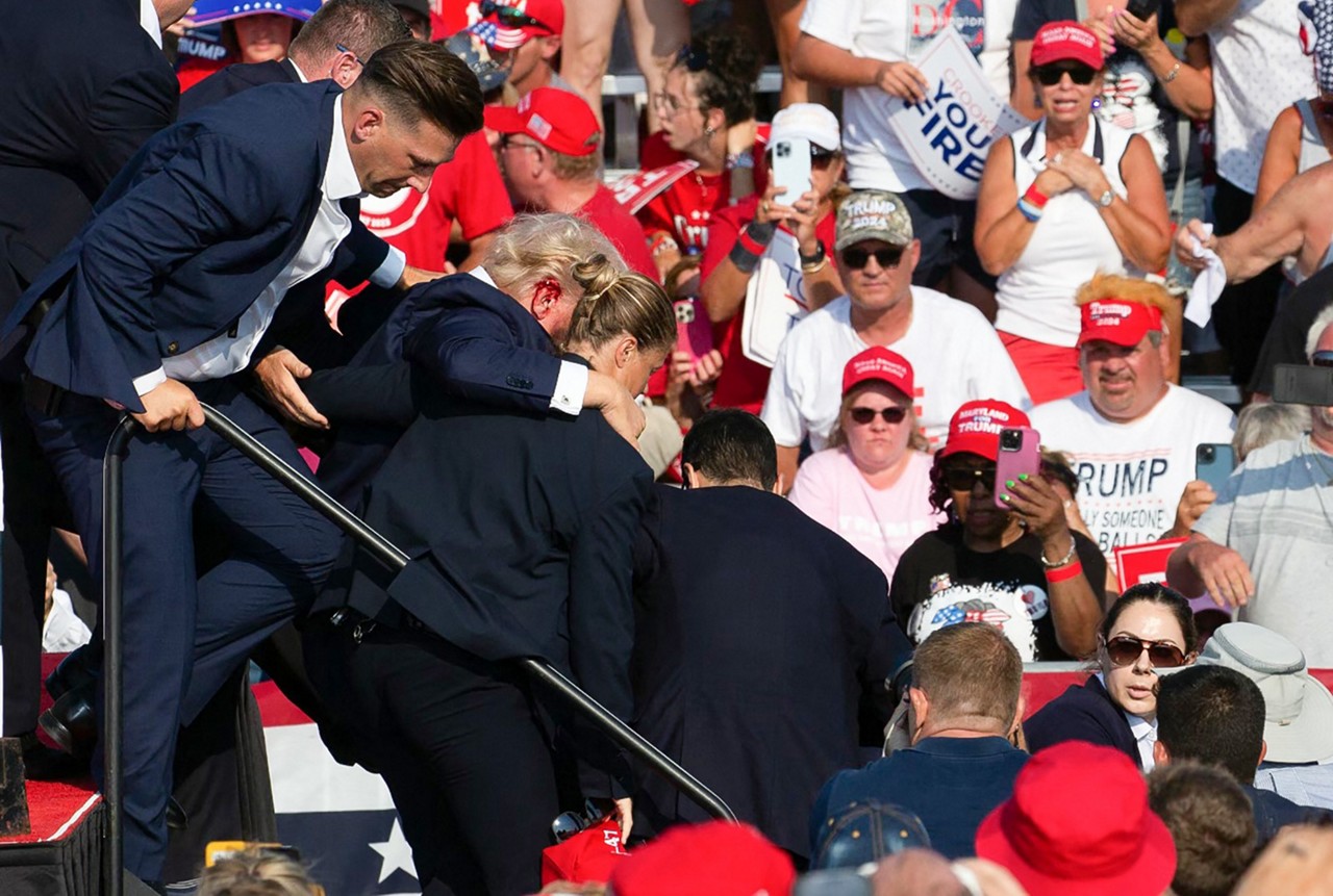 O ex-presidente Donald Trump foi retirado de comício na Pensilvânia, nos Estados Unidos, após disparos serem ouvidos.
