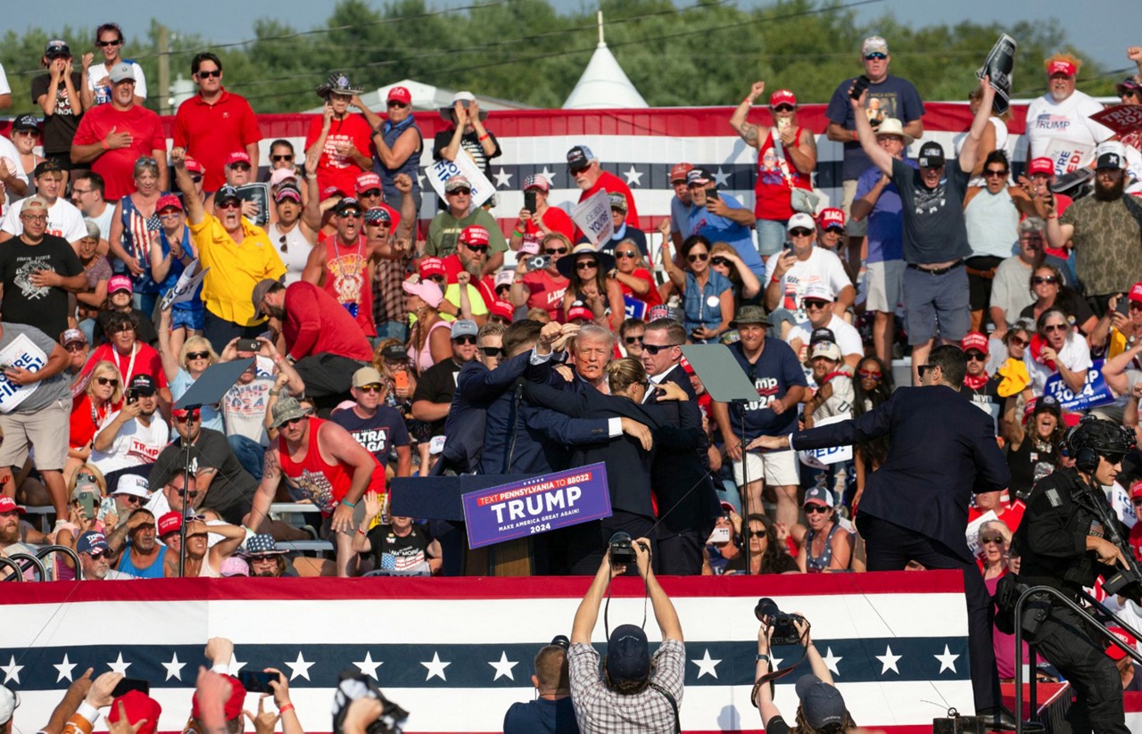 O ex-presidente Donald Trump foi retirado de comício na Pensilvânia, nos Estados Unidos, após disparos