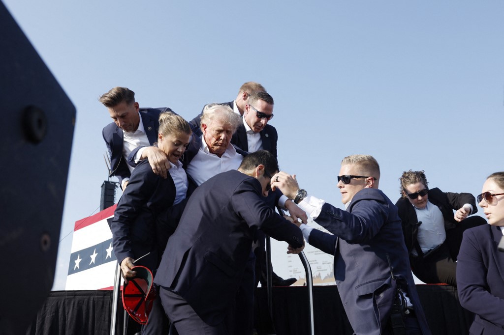 Seguranças protegem Donald Trump após sons de disparos de tiros