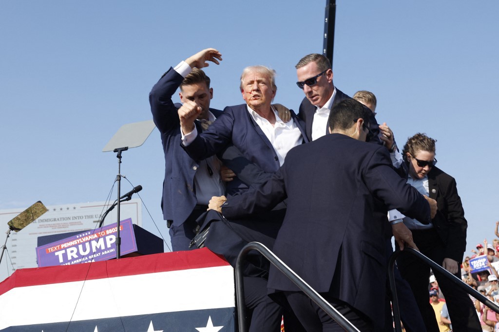 O ex-presidente Donald Trump foi retirado de comício na Pensilvânia, nos Estados Unidos, após disparos