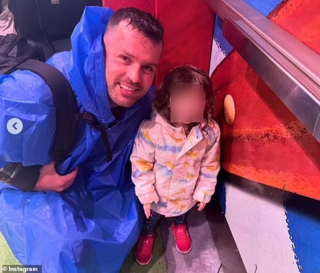 Christopher Scholtes (37) esqueceu a pequena Parker (2) no carro, em uma temperatura de 43ºC, enquanto jogava videogame