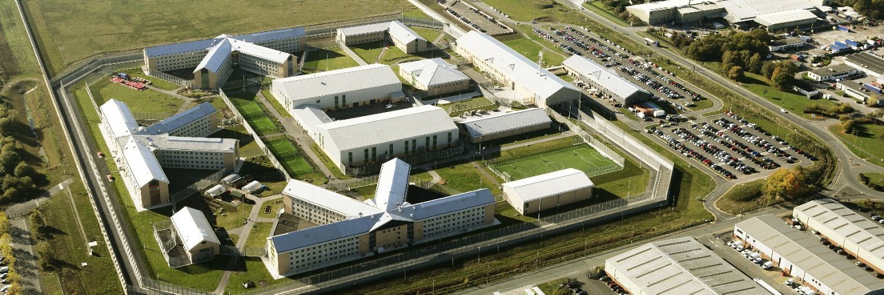 A maior prisão do Reino Unido é a HMP Berwyn, que fica no País de Gales