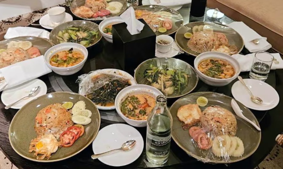 Comida que estava sobre a mesa ficou praticamente intocada pelas vítimas vietnamitas