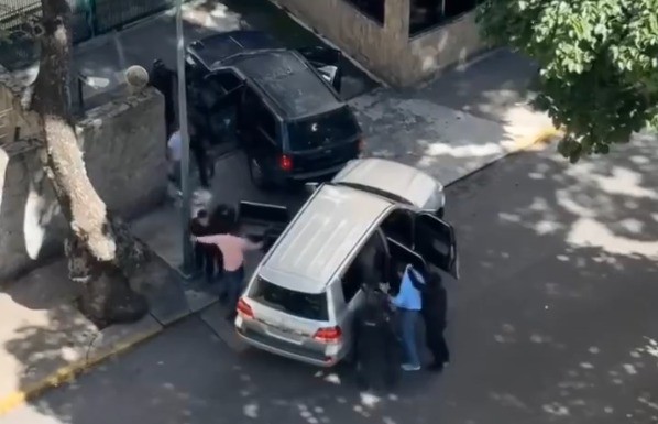 Ex-deputado foi rendido e colocado em um carro por agentes de segurança