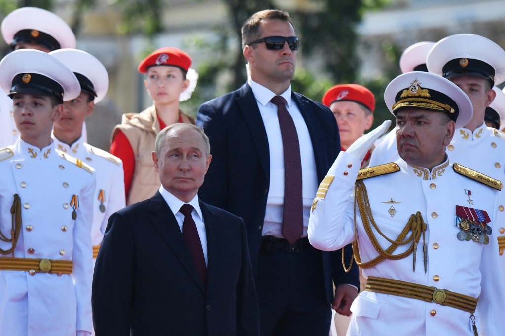 Vladimir Putin e o comandante da Marinha russa, Admiral Alexander Moiseyev, em evento em São Petesburgo