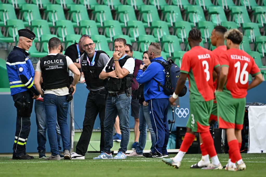 Policiais locais em campo enquanto o jogo entre Argentina e Marrocos estava suspenso