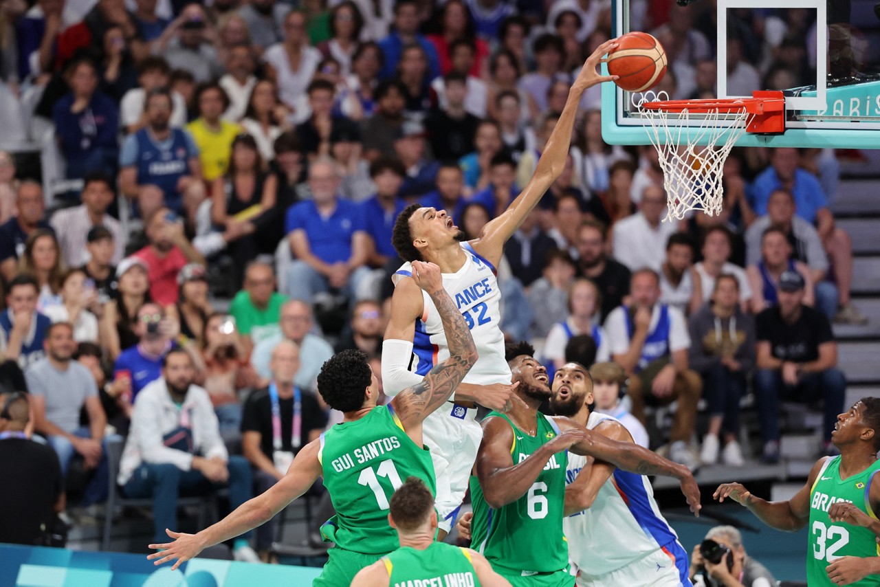 France's #32 Victor Wembanyama goes to the basket in the men's preliminary round group B basketball match between France and Brazil during the Paris 2024 Olympic Games at the Pierre-Mauroy stadium in Villeneuve-d'Ascq, northern France, on July 27, 2024. (Photo by Denis CHARLET / AFP)