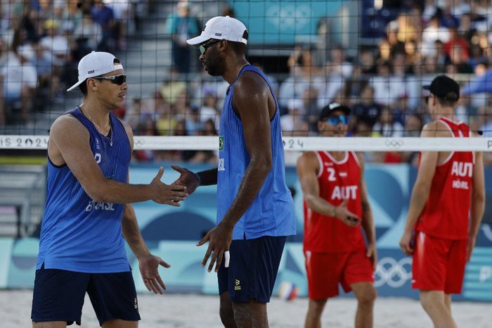 Evandro e Arthur vencem e Brasil fica 100% no vôlei de praia nas Olimpíadas