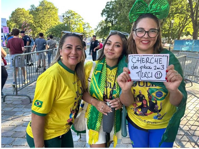 Família de Júlia Soares procurando ingressos em Paris 