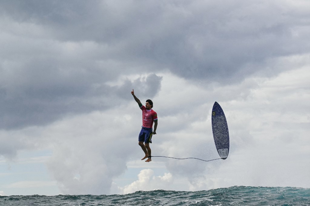Foto de Medina 'voando' repercutiu nas redes sociais; só na página do surfista foram mais de 3,8 milhões de curtidas