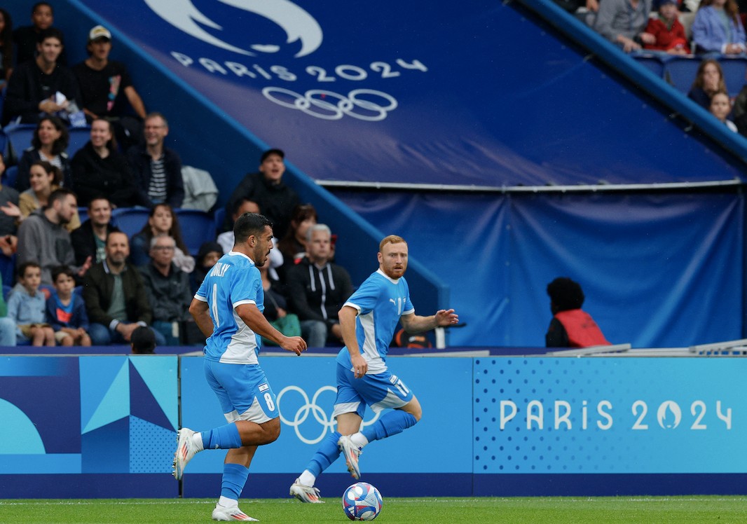 O meio-campista israelense Ido Shahar, chuta a bola na partida de futebol masculino do grupo D entre Israel e Paraguai durante os Jogos Olímpicos de Paris 2024, no Parc des Princes, em Paris