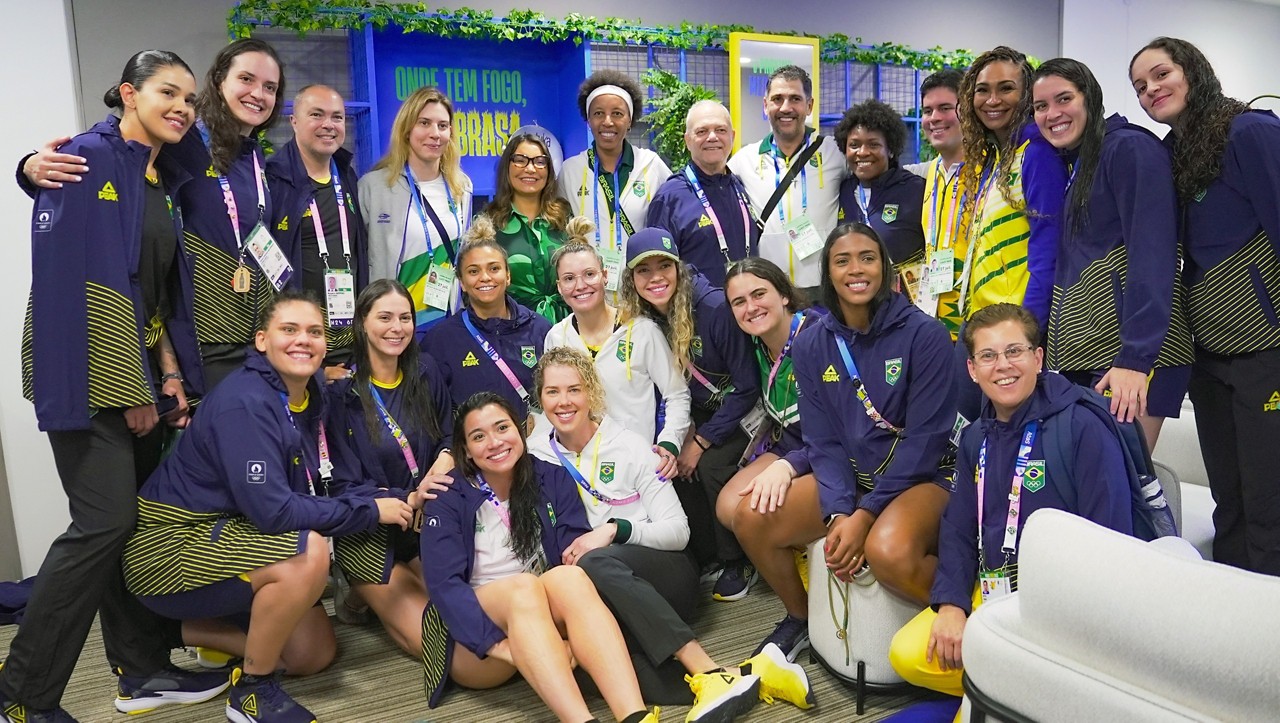 Primeira-dama Janja Lula da Silva visita Time Brasil em Paris