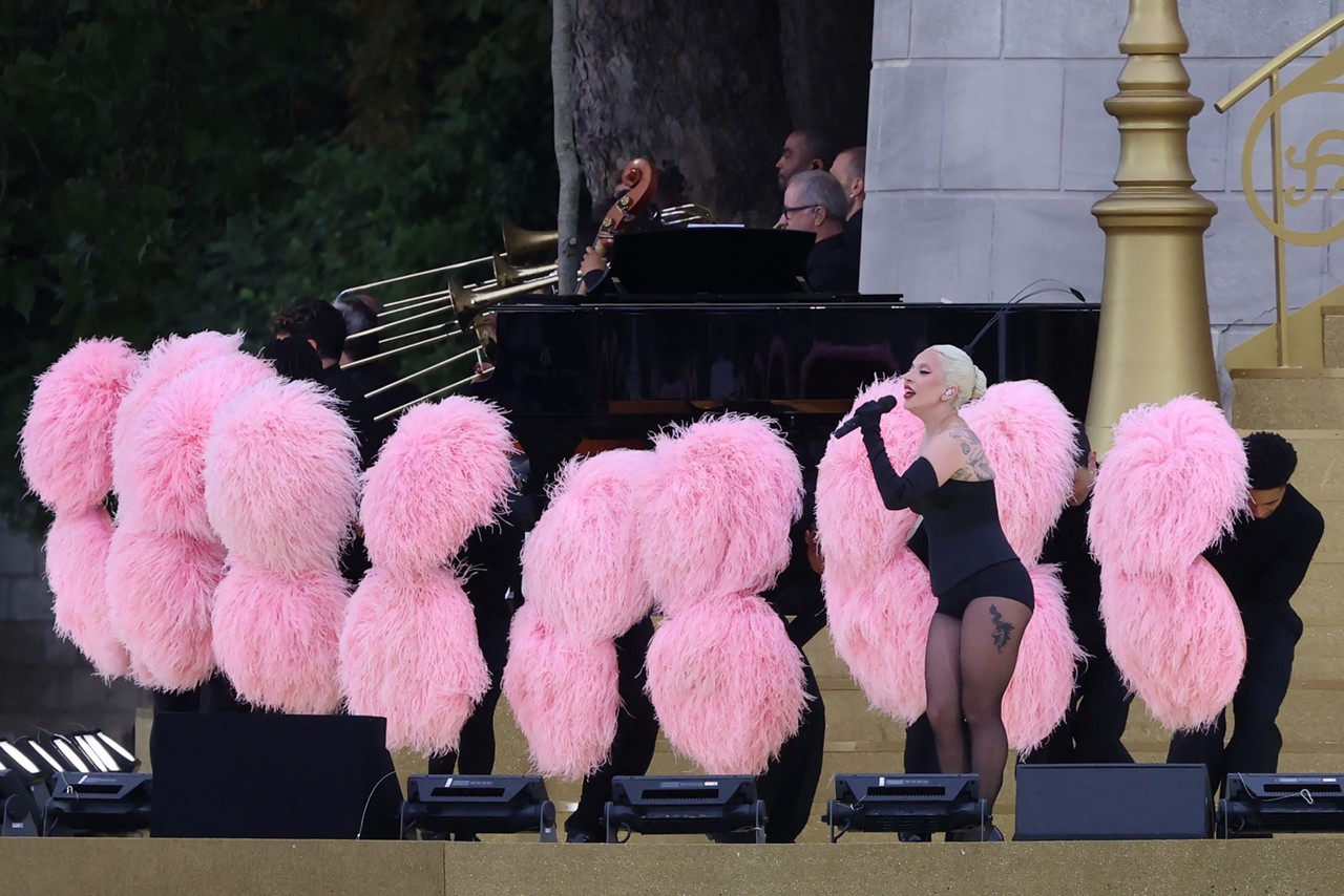 Lady Gaga performou no início da Cerimônia de Abertura dos Jogos Olímpicos de Paris-2024
