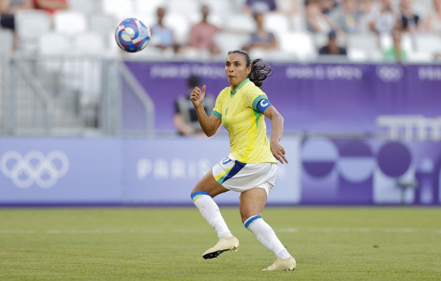 Marta tenta dominar a bola durante partida das Olimpíadas